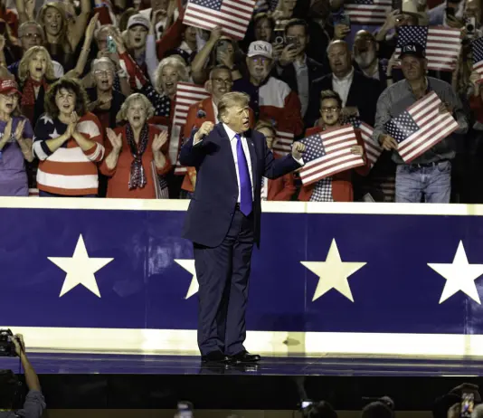 Trump a Dallas guarda alle Midterm: “Fate finta che io sia sulla scheda”