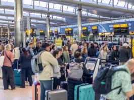 Traffico aereo in tilt nel Regno Unito, decolli bloccati in diversi aeroporti per un guasto al sistema di controllo