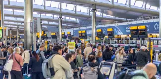Traffico aereo in tilt nel Regno Unito, decolli bloccati in diversi aeroporti per un guasto al sistema di controllo