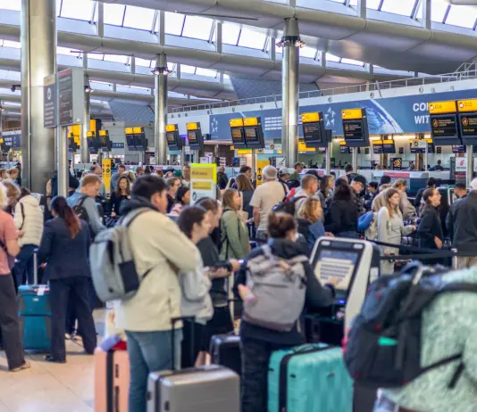 Traffico aereo in tilt nel Regno Unito, decolli bloccati in diversi aeroporti per un guasto al sistema di controllo