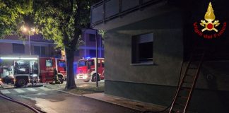 Tragedia a Lucca, incendio nella notte in una palazzina di tre piani: 2 morti e 13 feriti