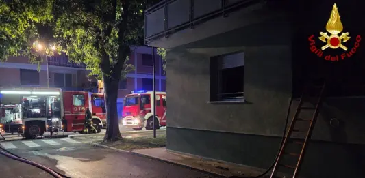 Tragedia a Lucca, incendio nella notte in una palazzina: 2 morti