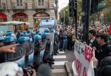 Tensioni a Torino al corteo di protesta contro il convegno di Vannacci, lancio di uova verso le forze dell’ordine