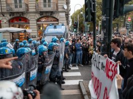 Tensioni a Torino al corteo di protesta contro il convegno di Vannacci, lancio di uova verso le forze dell’ordine