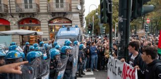 Tensioni a Torino al corteo di protesta contro il convegno di Vannacci, lancio di uova verso le forze dell’ordine