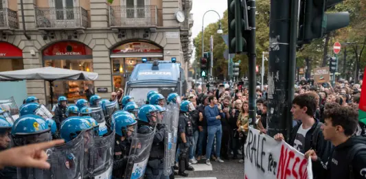 Tensioni a Torino al corteo di protesta contro il convegno di Vannacci, lancio di uova verso le forze dell’ordine