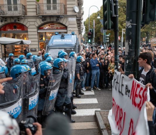 Tensioni a Torino al corteo di protesta contro il convegno di Vannacci, lancio di uova verso le forze dell’ordine