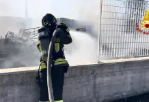 Incendio nella zona industriale di Catania, fiamme in un deposito di materiale organico e oli esausti / Video