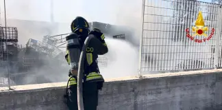 Incendio nella zona industriale di Catania, fiamme in un deposito di materiale organico e oli esausti / Video