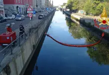 Massa liquida nel Naviglio Pavese raggiunge la Darsena a Milano, operazioni di contenimento