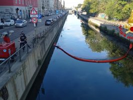 Massa liquida nel Naviglio Pavese raggiunge la Darsena a Milano, operazioni di contenimento