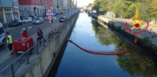 Massa liquida nel Naviglio Pavese raggiunge la Darsena a Milano, operazioni di contenimento