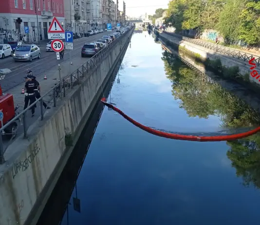 Massa liquida nel Naviglio Pavese raggiunge la Darsena a Milano, operazioni di contenimento