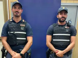 Roma, entra in un negozio e minaccia un cliente con il coltello: arrestato