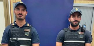 Roma, entra in un negozio e minaccia un cliente con il coltello: arrestato