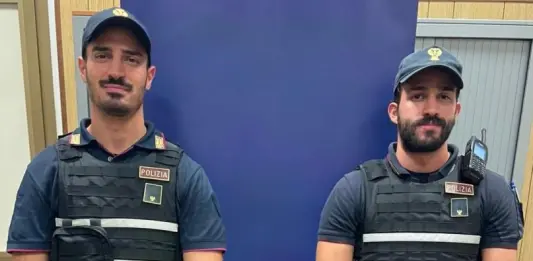 Roma, entra in un negozio e minaccia un cliente con il coltello: arrestato