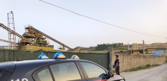 Catanzaro, reflui industriali nel torrente e acque torbide in mare: denunciata una donna di 48 anni