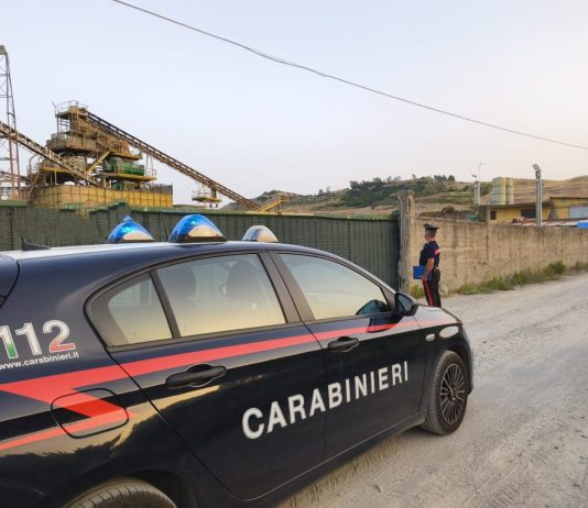 Catanzaro, reflui industriali nel torrente e acque torbide in mare: denunciata una donna di 48 anni