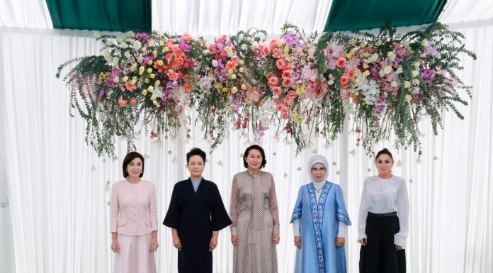 Kirghizistan: vertice SCO, Peng Liyuan partecipa a evento per coniugi di leader