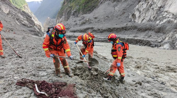 Cina: proseguono operazioni di soccorso dopo la colata di fango nello Xizang (1)