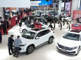 Cina: linee guida regolamentano concorrenza di case automobilistiche all’estero