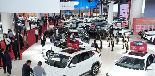 Cina: linee guida regolamentano concorrenza di case automobilistiche all’estero