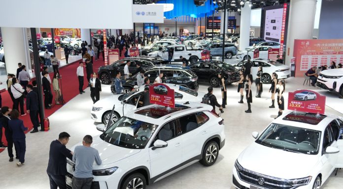 Cina: linee guida regolamentano concorrenza di case automobilistiche all’estero
