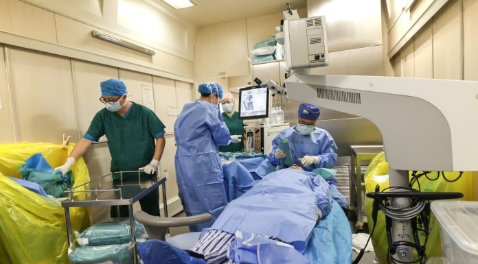 Cina: interventi gratuiti alla cataratta a bordo di un “ospedale su rotaia” (1)