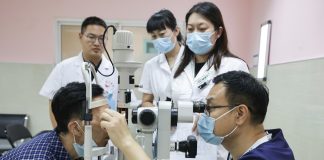 Cina: interventi gratuiti alla cataratta a bordo di un “ospedale su rotaia” (2)