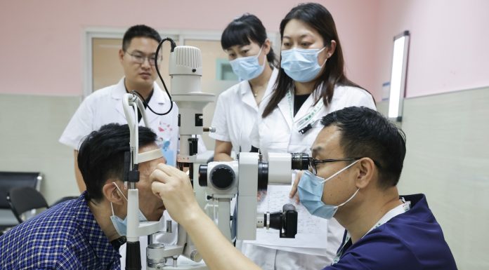 Cina: interventi gratuiti alla cataratta a bordo di un “ospedale su rotaia” (2)