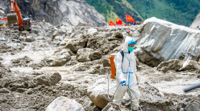 Cina: Xizang, iniziata disinfezione della zona colpita da colata di fango (1)