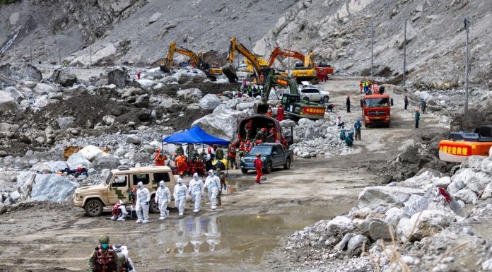 Cina: Xizang, iniziata disinfezione della zona colpita da colata di fango (3)