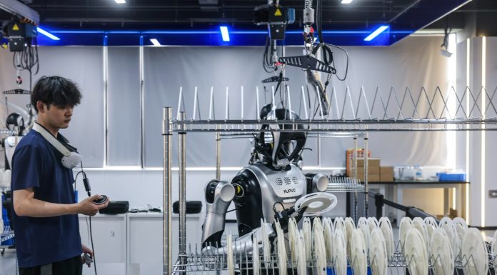 Cina: a Cixi è attivo un centro di addestramento per robot umanoidi (1)