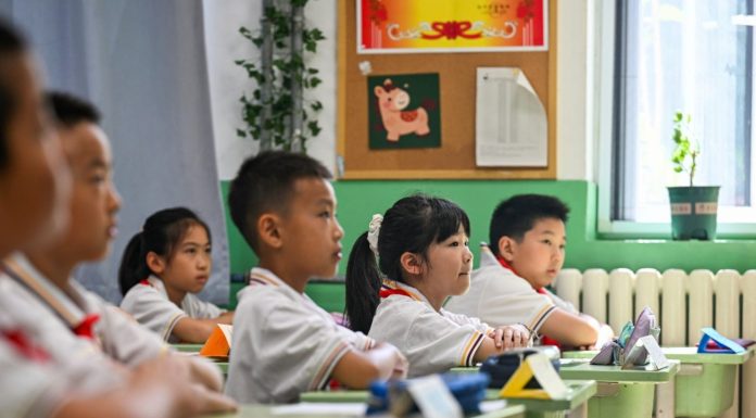 Cina: cala il tasso di miopia tra gli studenti
