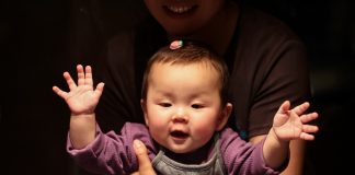 Cina amplia copertura assicurativa maternità per promuovere società pro-natalità