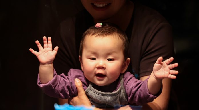Cina amplia copertura assicurativa maternità per promuovere società pro-natalità