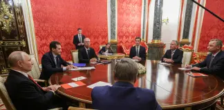 Putin ordina lo stop agli attacchi sull’Ucraina per tre giorni: “Non di più”. Gli inviati Usa Witkoff e Kushner a Mosca