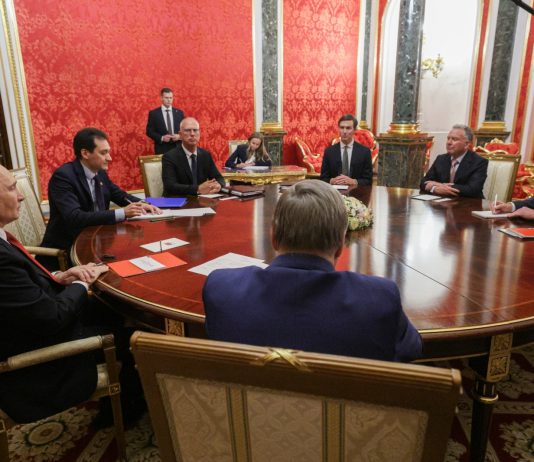 Putin ordina lo stop agli attacchi sull’Ucraina per tre giorni: “Non di più”. Gli inviati Usa Witkoff e Kushner a Mosca