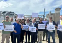 Campania, flashmob a sorpresa del centrodestra davanti al sito delle ecoballe a Giugliano: “Regione immobile”