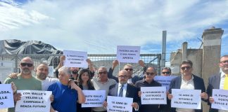 Campania, flashmob a sorpresa del centrodestra davanti al sito delle ecoballe a Giugliano: “Regione immobile”