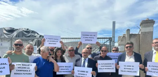 Campania, flashmob a sorpresa del centrodestra davanti al sito delle ecoballe a Giugliano: “Regione immobile”