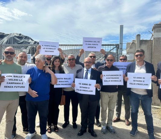 Campania, flashmob a sorpresa del centrodestra davanti al sito delle ecoballe a Giugliano: “Regione immobile”