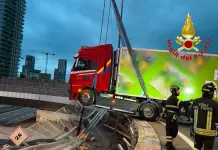 Milano, un Tir sfonda il guard rail e rimane sospeso: autista salvato dai Vigili del Fuoco
