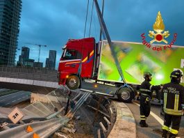 Milano, un Tir sfonda il guard rail e rimane sospeso: autista salvato dai Vigili del Fuoco