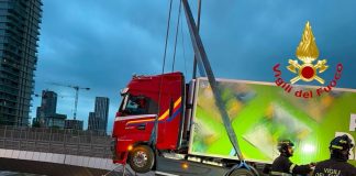 Milano, un Tir sfonda il guard rail e rimane sospeso: autista salvato dai Vigili del Fuoco