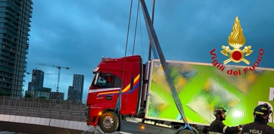 Milano, un Tir sfonda il guard rail e rimane sospeso: autista salvato dai Vigili del Fuoco