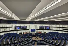 Il Parlamento europeo condanna gli ingressi irregolari di massa a Ceuta e critica il governo spagnolo per “pull factor”