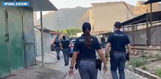 Palermo, blitz a Falsomiele dopo una sassaiola contro la Polizia: impegnati 200 agenti