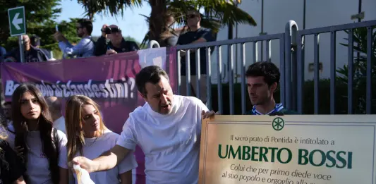 Pontida, la Lega intitola il pratone a Bossi. Salvini: “Proporrò un congresso straordinario a ottobre, uniti si vince”