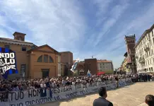 A Milano i funerali di Sandro Mazzola, centinaia di tifosi presenti
